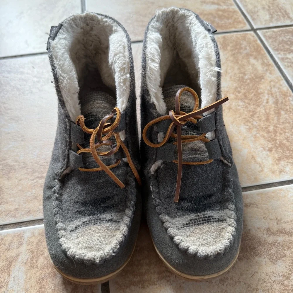 Minnetonka Women's Gray Wool Blend Faux Fur Lined Moccasin Booties Size 9M Aztec